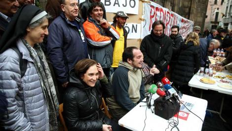 Teresa Forcades y Ada Colau junto al diputado de la CUP, David Fernández. /TONI ALBIR (EFE)