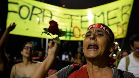 Manifestantes protestan contra el Gobierno de Temer en una marcha en Brasilia el pasado 10 de junio. - AFP