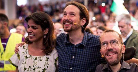 El secretario general de Podemos, Pablo Iglesias (c), junto al secretario de Organización del partido, Pablo Echenique (d), y la secretaria general de Podemos Andalucía, Teresa Rodríguez (i), participa en un acto público en Córdoba. EFE