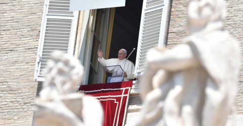 El Papa Francisco saluda a los fieles durante el Angelus.- EFE