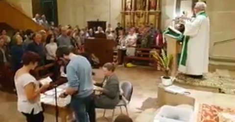 Recuento de votos  en una iglesia.