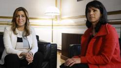 La presidenta en funciones de la Junta de Andalucía, Susana Díaz (i), recibe a la líder de Podemos, Teresa Rodríguez (d), en el inicio de la ronda de contactos anunciada tras las elecciones autonómicas. EFE/Raúl Caro
