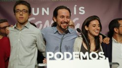 Pablo Iglesias, líder de Podemos, manda un guiño al público tras conocerse los resultados de las elecciones./ REUTERS/Andrea Comas