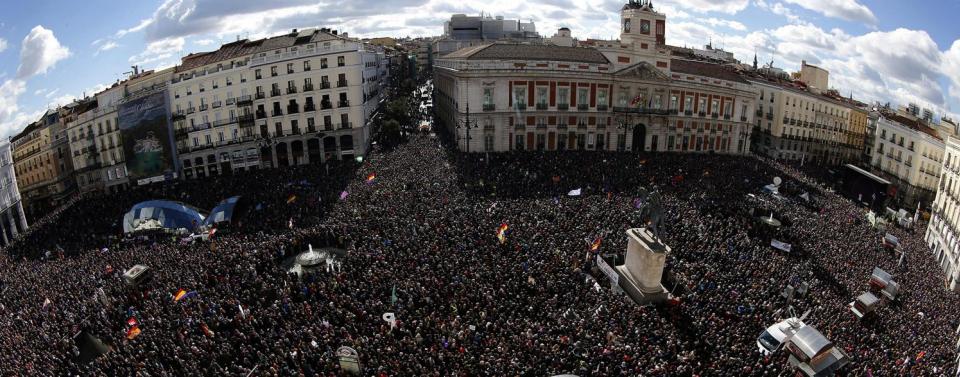 Vista de la Puerta del Sol de Madrid. La manifestación convocada por Podemos para advertir al Gobierno de que "empieza su cuenta atrás", ha comenzado este mediodía desde la madrileña Plaza de Cibeles, bajo el lema "Es ahora", con una multitudinaria asist