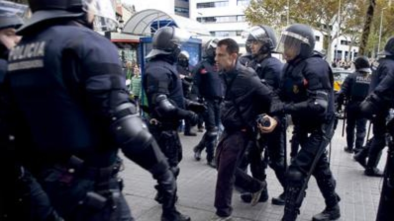 Un detenido en la plaza de Catalunya el 27-M.