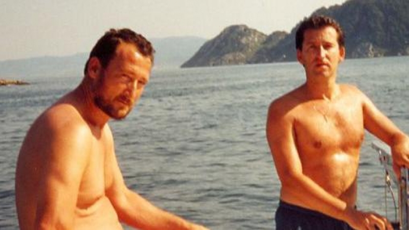 El contrabandista Marcial Dorado Baúlde (izquierda) y Alberto Núñez Feijóo, en un barco del primero en el verano de 1995, entre Baiona y las islas Cíes, en la ría de Vigo, en una foto publicada por 'El País'.