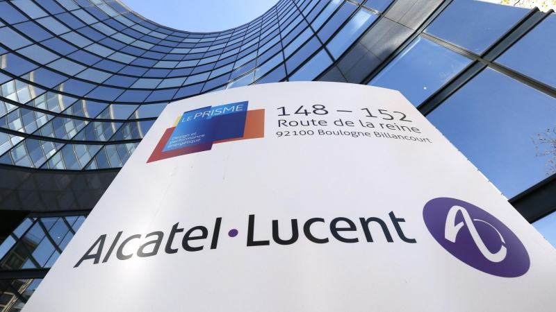El logo de Alcatel-Lucent delante de la sede de la compañía en Boulogne-Billancourt, cerca de París. REUTERS/Gonzalo Fuentes