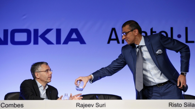 El consejero delegado de Alcatel-Lucent, Michel Combes , con el presidente ejecutivo de Nokia, Rajeev Suri, en la presentación del acuerdo de fusión entre las dos compañías tecnológicas. REUTERS/Charles Platiau