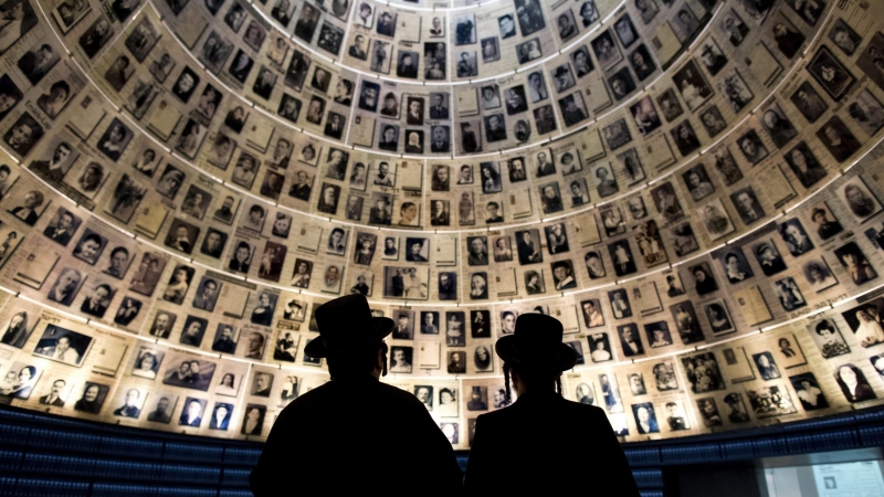 Dos hombres visitan 'La Sala de los Nombres' del Memorial del Holocausto Yad Vashem en Jerusalén. EFE/Abir Sulta
