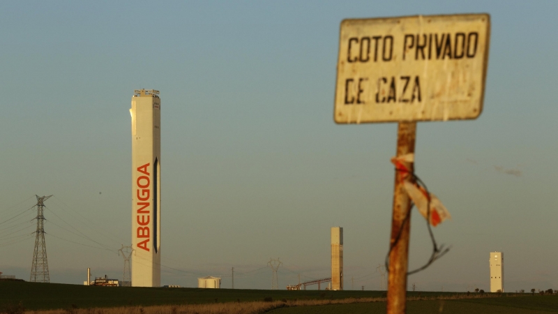 Torres de la planta solar Solucar de Abengoa, en la localidad sevillana de Sanlucar la Mayor. REUTERS/Marcelo del Pozo