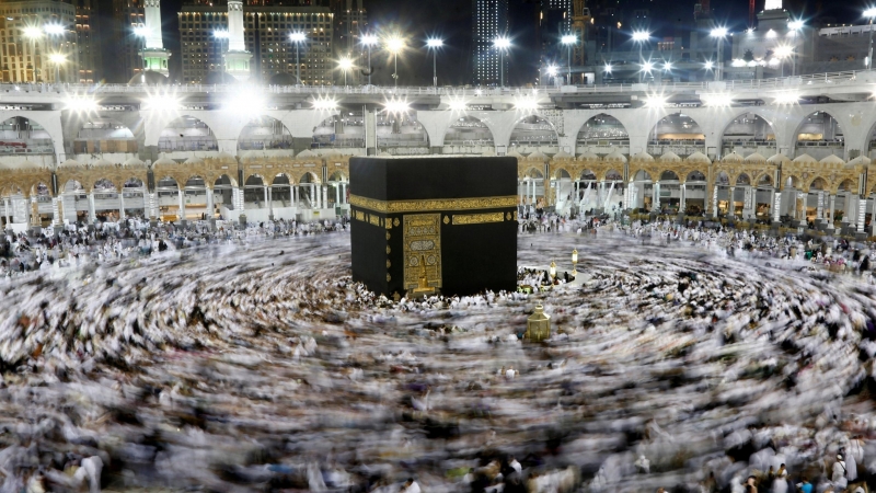 Musulmanes se reúnen alrededor de la Kaaba en el interior de la Gran Mezquita durante el mes de ayuno del Ramadán en La Meca, Arabia Saudí. REUTERS / Faisal Al Nasser