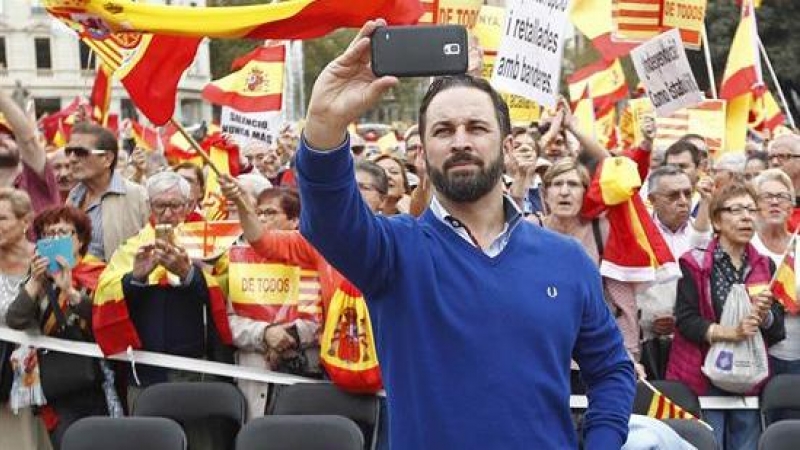 Santiago Abascal, de VOX, durante la manifestación que la plataforma Movimiento Cívico d'Espanya i Catalans y otras asociaciones han convocado en el centro de la ciudad bajo el lema 'España en el corazón' con motivo del 12 de octubre./ EFE