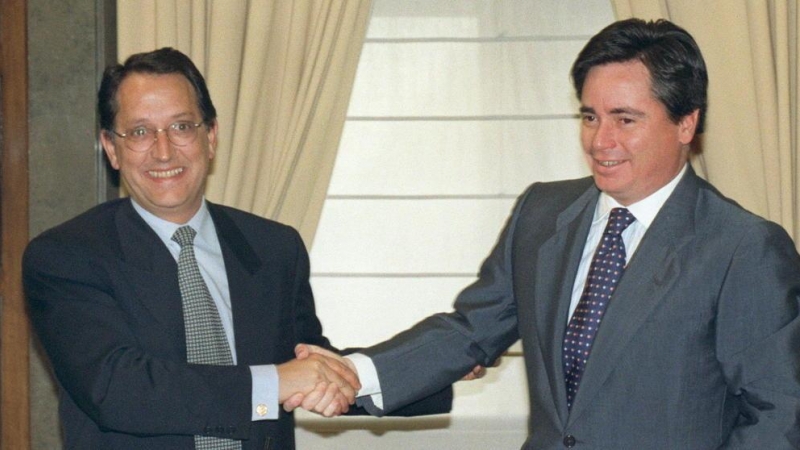 José María Aristrain (derecha) en una imagen de archivo de 1998 con el entoncres presidente de la Sepi, Pedro Ferreras. EFE