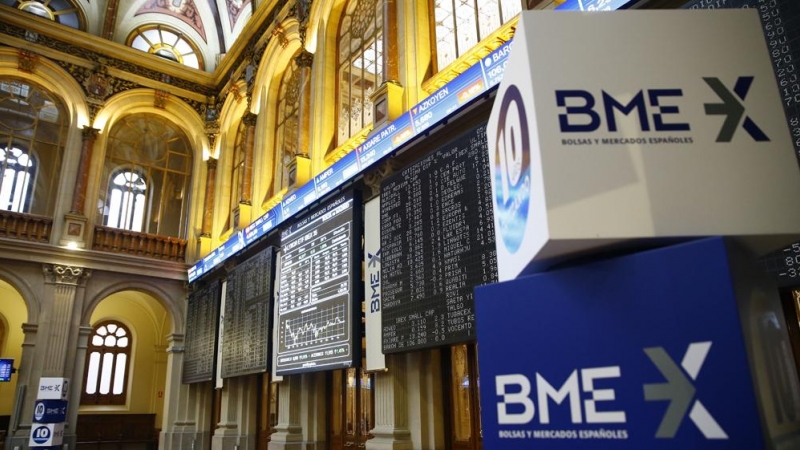 El logo de la sociedad Bolsas y Mercados Españoles (BME) en el patio de negociación de la Bolsa de Madrid. EFE/J.P. Gandul