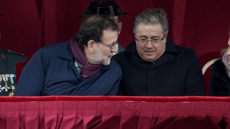 El presidente del Gobierno, Mariano Rajoy (c), junto a los ministros de Defensa, María Dolores de Cospedal (2i), y del Interior, Juan Ignacio Zoido. - EFE