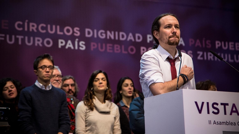 El líder de Podemos, Pablo Iglesias, en el escenario tras la proclamación de los resultados de las votaciones de la Asamblea Ciudadana Estatal de Vistalegre II. JAIRO VARGAS