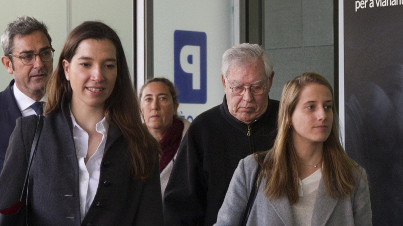 El exdirector administrativo del Palau de la Música, Jordi Montull (2d), y su hija Gemma Montull (c), acompañados de sus abogados, a su llegada a la Ciudad de la Justicia de Barcelona. EFE/Marta Pérez
