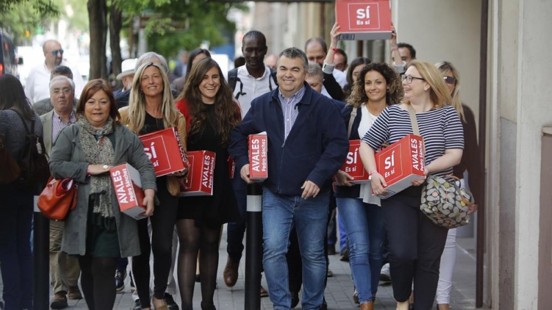 Un grupo de militantes, encabezados por Santos Cerdán, en representación del ex secretario general del PSOE Pedro Sánchez ha entregado 57.369 firmas para su candidatura a las primarias.EFE/Juan Carlos Hidalgo