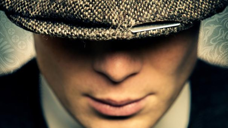 Tommy Shelby, interpretado por Cillian Murphy, con su gorra de afeitar.