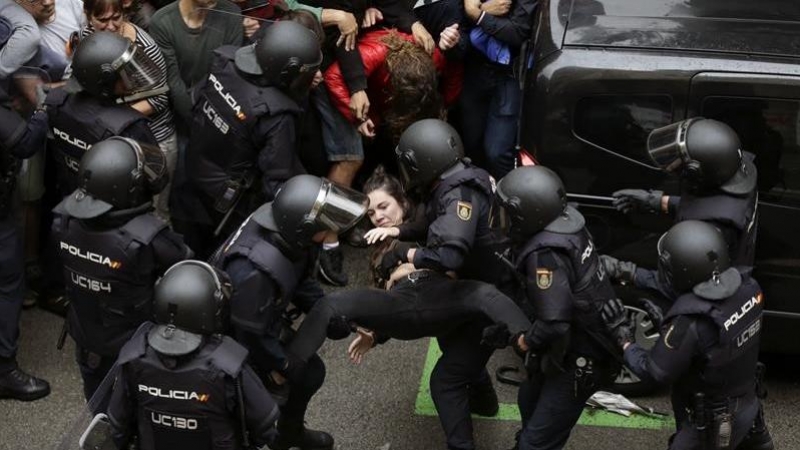Agents antiavalots de la policia espanyola intervenen a l'escola Ramón Llull de Barcelona / EFE