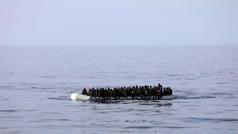 Inmigrantes en una patera frente a la costa de Libia hace unos días. REUTERS/Hani Amara