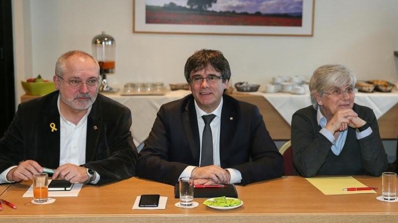 Carles Puigdemont amb Lluís Puig i Clara Ponsatí, durant la reunió a Brussel·les amb diputats deJunts per Catalunya / EFE