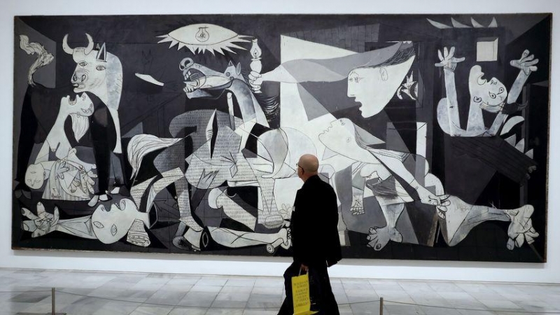 Un visitante pasa frente al Guernica, en el Museo Reina Sofía. / EFE