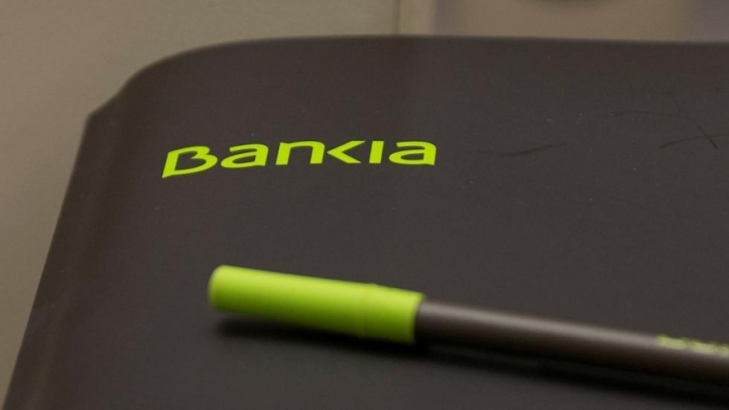 El logo de Bankia en una carpeta en la sede de la entidad financiera. REUTERS/Sergio Perez