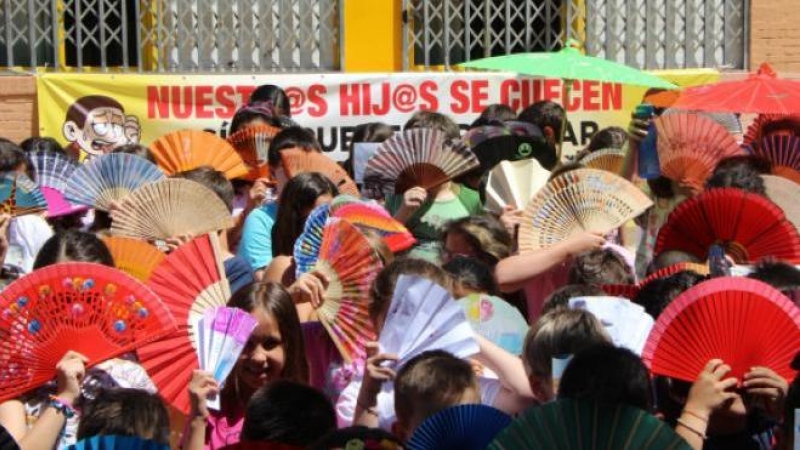 Protesta con abanicos por el calor en el colegio Rodríguez de La Fuente (Foto: ORM)