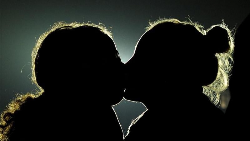 Dos mujeres se besan durante una concentración. / EFE