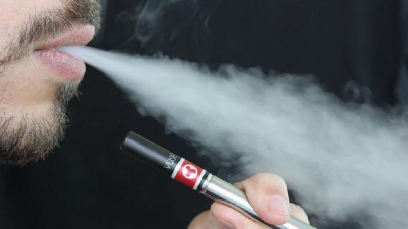 El cigarrillo electrónico es cada vez más popular, pero la mayor parte de las investigaciones actuales sobre sus efectos se han centrado en la composición química del líquido del cigarrillo antes de que se vacíe / Pixabay