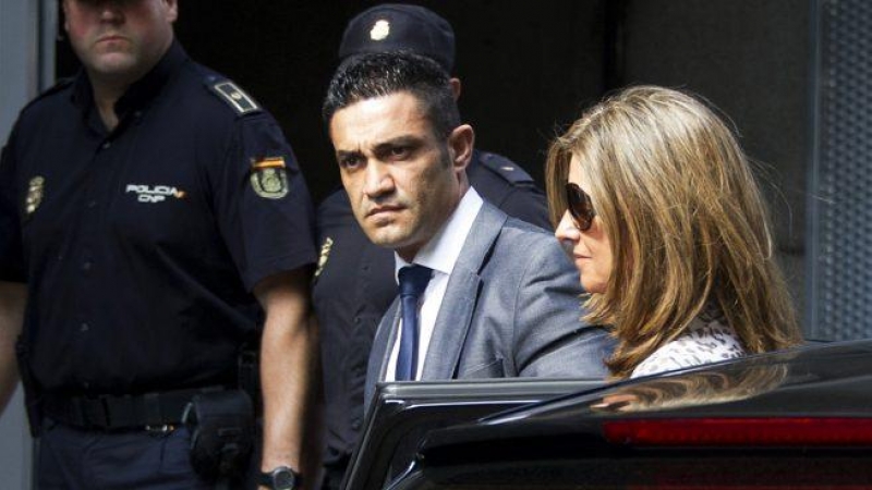 El chófer de Barcenas, Sergio Ríos, junto a Rosalía Iglesias, la mujer del extesorero. AFP/Archivo