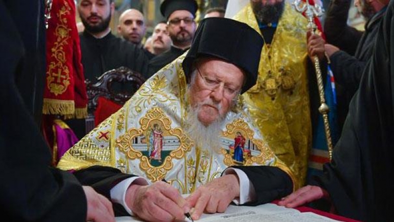 Bartolomé I firma la independencia de la Iglesia ortodoxa de Ucrania en Estambul. / EFE