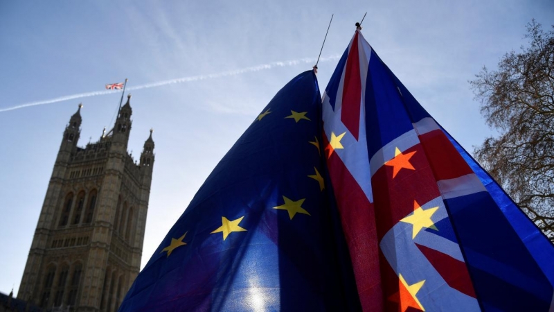 Banderas de la Unión Europea y Reino Unido durante una protesta contra el Brexit frente al Parlamento en Londres. / REUTERS