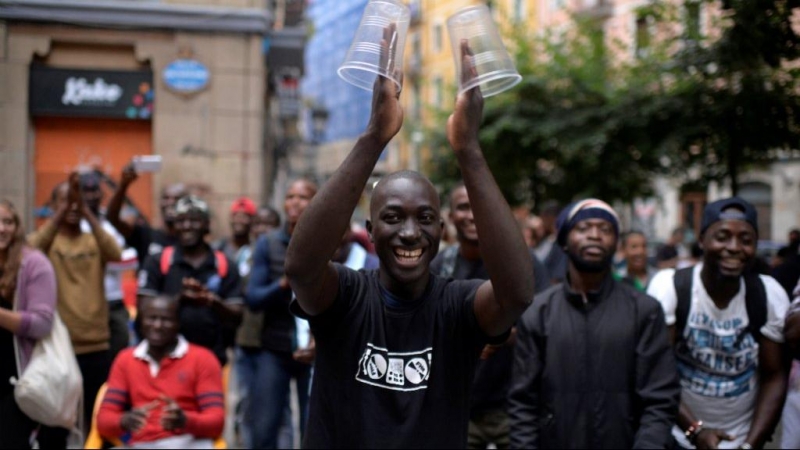 Migrantes africanos recién llegados a España bailan durante una fiesta de bienvenida organizada por grupos vecinales. Bilbao, España, el 28 de julio de 2018. Foto: Vincent West / Reuters