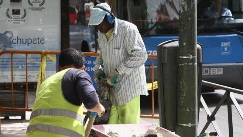 Trabajadores extranjeros en una obra en una calle de Madrid. E.P.