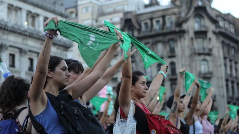 Concentración por el aniversario del primer 'pañuelazo' a favor de la legalización del aborto, en Buenos Aires (Argentina). EFE/Marina Guillén