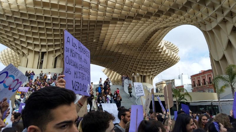 Concentración feminista en las setas de la Encarnación, Sevilla. 8-M.- RAÚL BOCANEGRA