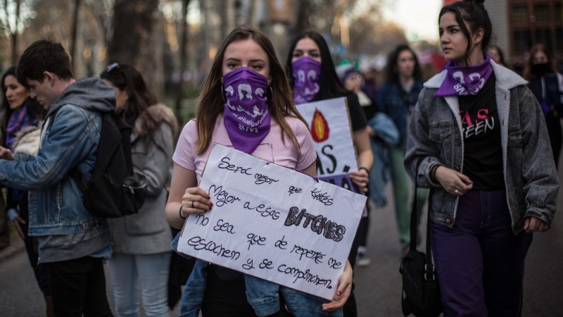 Varias chicas acuden a la manifestación del 8M en Madrid.-JAIRO VARGAS
