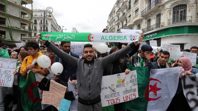 Protesta estudiantil contra Abdelaziz Buteflika en Argel (Argelia). - EFE