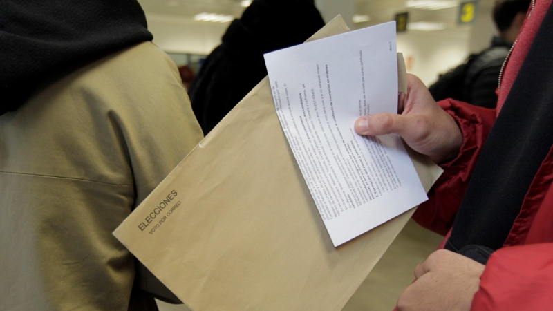 Una persona porta un sobre del voto por correo para las elecciones del próximo 28-A mientras espera su turno en una oficina de Correos de Madrid. EFE/Carlos Pérez