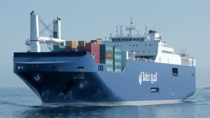 El buque saudí Bahri-Yanbu entra al puerto de Santander (VINCENT WEST/REUTERS)