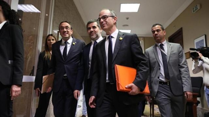Los diputados electos catalanes en prisión preventiva Jose Rull, Jordi Turull, y Jordi Sánchez, en los escaños del Congreso de los Diputados. - EFE