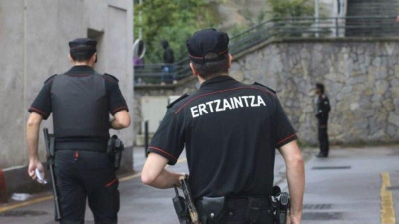 Dos agentes de la Ertzaintza. EFE/Archivo