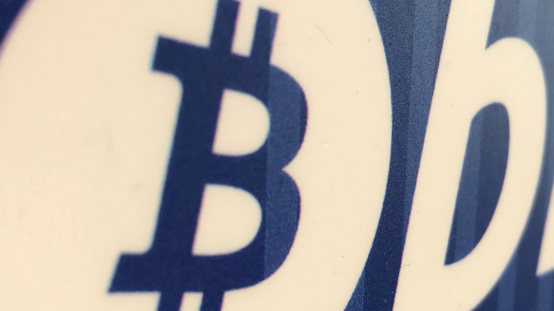 El logo de Bitcoin en un cajero automático de criptomonedas en la localidad californiana de Santa Monica. REUTERS/Lucy Nicholson