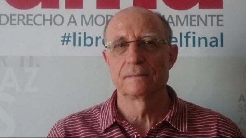 El defensor de la eutanasia Ángel Hernández, en la sede de Derecho a Morir Dignamente. / HENRIQUE MARIÑO