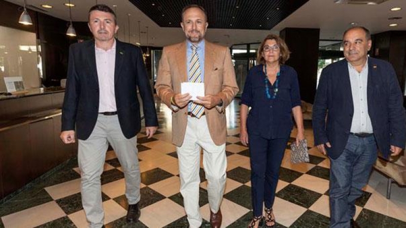 El negociador de Vox en Murcia, Luis Gestoso, con los parlamentarios Pascual Salvador, Francisco José Carrera y María Isabel Campuzano. / EFE