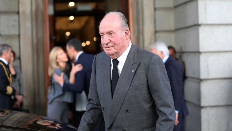 El rey emérito, Juan Carlos I, durante la capilla ardiente de Pérez Rubalcaba el pasado mayo. / Europa Press