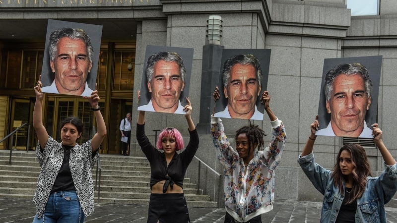08/07/2019 - Cuatro jóvenes frente a los juzgados de Nueva York con imágenes de Jeffrey Epstein, acusado de tráfico sexual de menores. / AFP - STEPHANIE KEITH