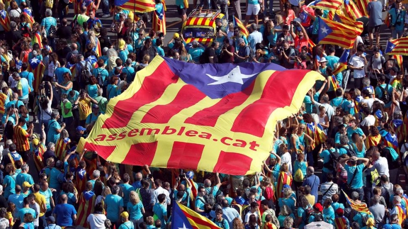 Miles de personas se manifiestan por la independencia de Catalunya en la plaza de Espanya de Barcelona. / EFE
